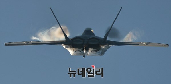 ▲ 지난해 10월 서울 ADEX 행사에 버지니아주 랭글리 공군기지 공군전투사령부(ACC) 소속 F-22 데모(DEMO)팀의 F-22 비행모습.ⓒ뉴데일리 정상윤 사진기자
