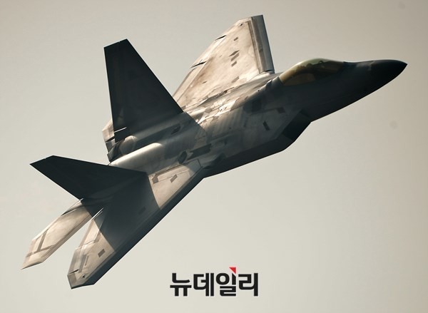 지난해 10월 서울 ADEX 행사에 버지니아주 랭글리 공군기지 공군전투사령부(ACC) 소속 F-22 데모(DEMO)팀의 F-22 비행모습.ⓒ뉴데일리 정상윤 사진기자