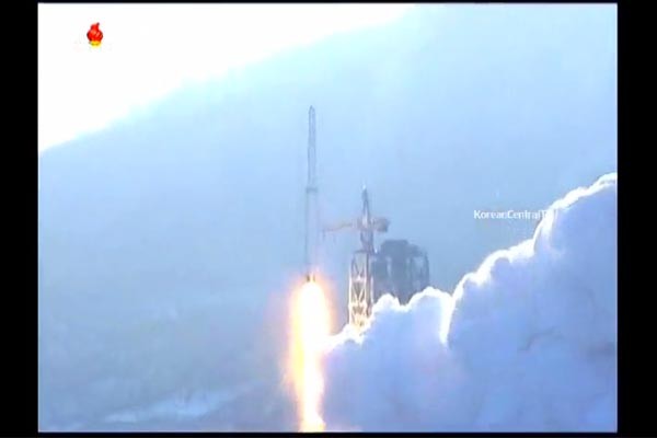 北선전매체들은 2월 7일 이후 '광명성4호' 발사 성공을 대대적으로 선전했다. '인공위성'이라는 물체가 궤도 상에서 공중제비를 계속 도는 데도 그들은 '성공'이라 주장했다. 왜일까. ⓒ北조선중앙TV 유튜브 채널 캡쳐
