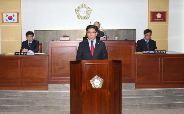 ▲ 단양군의회가 농촌지역 소규모 교육지원청 통폐합 반대 건의서를 채택하고 있다ⓒ단양군의회