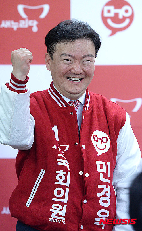 ▲ 13일 오후 인천 연수구 송도동에서 열린 민경욱 예비후보 선거사무소 개소식에서 4·13 총선 인천 연수구 분구 지역에 출마하는 민경욱(가운데) 예비후보와 새누리당 서청원 최고위원, 황우여, 홍문종, 윤상현 의원, 오장섭 충청향우회 총재 등 참석자들이 함께 손을 들어 올리며 인사하고 있다. ⓒ 뉴시스