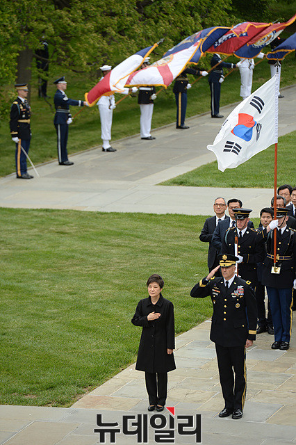 ▲ 2013년 미국 워싱턴 웰링턴 국립묘지를 참배하는 박근혜 대통령 ⓒ 뉴데일리 DB