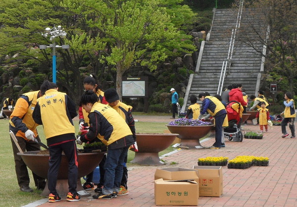 ▲ 지난해 가족봉사단 활동 모습ⓒ충주시