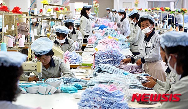 ▲ 개성공단 근로자들의 모습. 이들은 벌어들인 돈의 80% 이상을 북한 당국의 환전 과정을 통해 빼앗겼다. ⓒ뉴시스. 무단전재 및 재배포 금지.