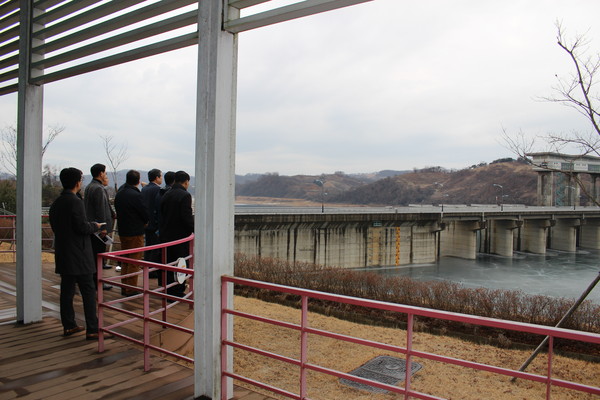 ▲ 최계운 K-water 사장은 북한 인접지역의 댐과 정수장의 안전점검을 실시하고 있다.ⓒK-water