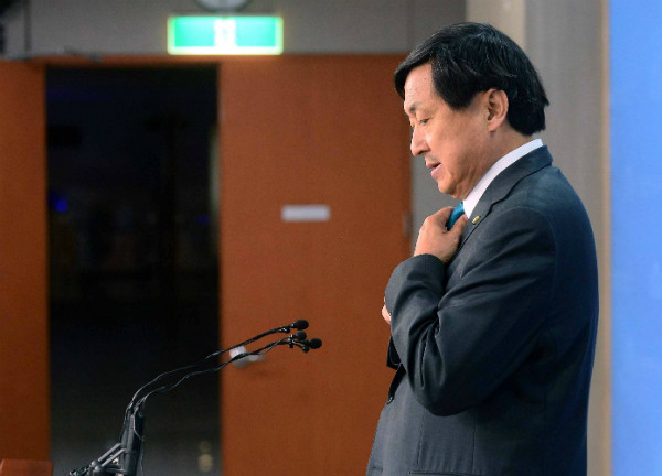 ▲ 신기남 의원이 14일 오전 국회에서 더불어민주당 탈당을 선언하는 기자회견을 시작하기에 앞서 넥타이를 고쳐매고 있다. ⓒ뉴시스 사진DB