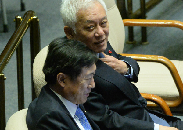 ▲ 국민의당 김한길 선거대책위원장과 더불어민주당을 탈당한 신기남 의원이 지난해 12월 31일 국회 본회의장에서 나란히 앉아 대화를 나누고 있다. ⓒ뉴시스 사진DB