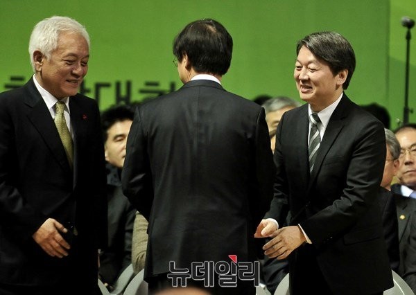 ▲ 지난 2일 대전 한밭체육관에서 열린 국민의당 중앙당 창당대회에서 김한길 선거대책위원장, 천정배 대표, 안철수 대표가 서로 축하하고 있다. ⓒ뉴데일리 이종현 기자