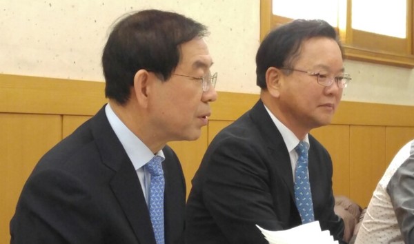 ▲ 박원순 서울시장(왼쪽)이 14일 대구를 찾아 지역과 서울 간 청년교류 도모 등에 대한 필요성을 밝히고 있다.오른쪽은 김부겸 후보.ⓒ김부겸 후보 측 제공