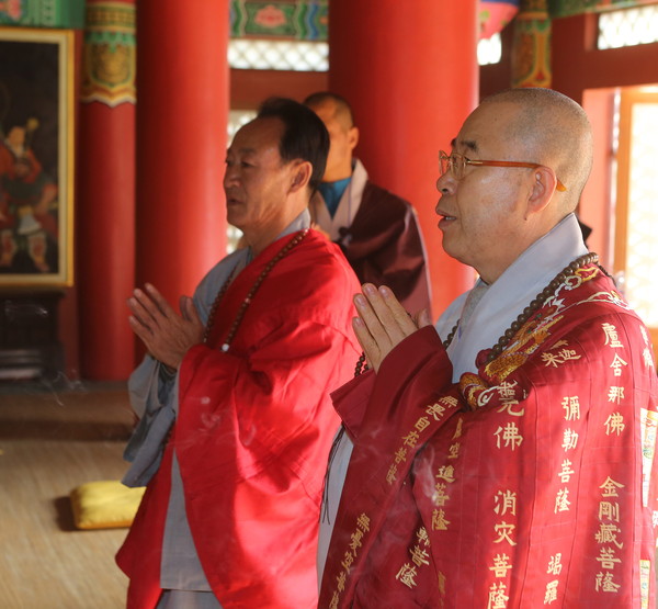 천태종 춘광 총무원장(오른쪽)과 조불련 지성 스님이 영통사 10주년 기념법회에서 합장을 하고 있다ⓒ대한불교 천태종