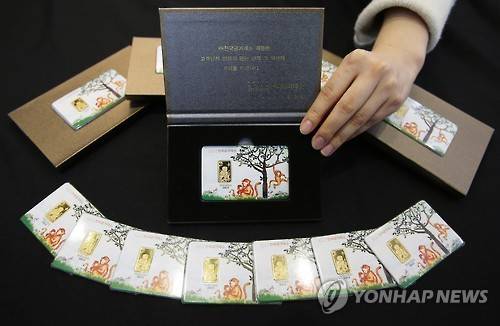 ▲ 붉은원숭이 해'를 맞아 원숭이 골드바 등이 온라인쇼핑시장에서 인기를 끌고 있다. ⓒ 연합뉴스