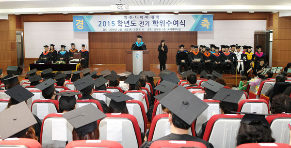 ▲ 지난 13일 오전 영진사이버대학 대구 본교 국제세미나실에서 최재영 총장과 교직원, 졸업생과 가족 등이 참석한 가운데 제13회 학위수여식이 열리고 있다.ⓒ영진사이버대 제공