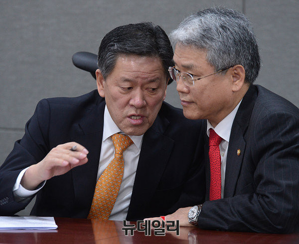 ▲ 국민의당 주승용 원내대표가 15일 의원회관에서 열린 의원총회 도중 김동철 광주시당위원장과 무언가를 논의하고 있다. ⓒ뉴데일리 정상윤 기자