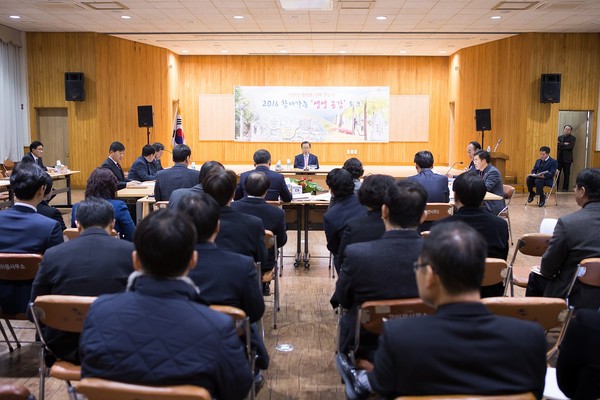 ▲ 남유진 구미시장이 새해를 맞아 고아읍을 시작으로 '생생공감 토크'를 갖고 있다. ⓒ구미시 제공