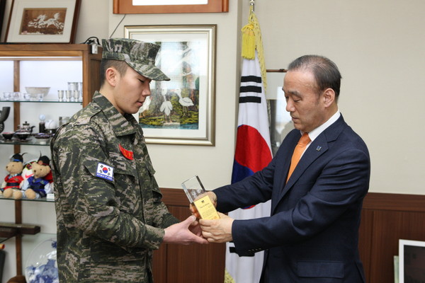 ▲ 최양식 시장이 최형수 해병대 병장에게 자랑스런 경주인상을 수여하고 있다. ⓒ경주시 제공