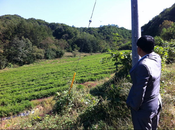 ▲ 제천의림포럼 관계자가 폐기물매립장이 들어설 자리를 가르키고 있다ⓒ의림포럼