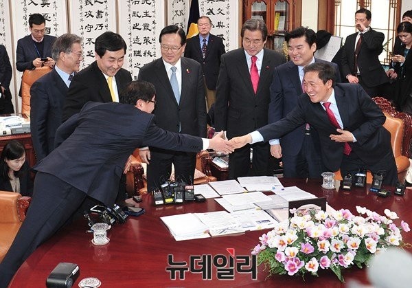 ▲ 여야 당대표까지 포함해 셀 수 없이 회동을 거듭한 공직선거법 관련 협상이 결실을 맺을 기미를 보이지 못하고 있다. 사진은 지난해 12월 24일 국회의장실에서 열린 양당 지도부 선거구 협상에 앞서 정개특위 여야 간사인 이학재 의원과 김태년 의원이 악수하고 있는 모습. ⓒ뉴데일리 이종현 기자