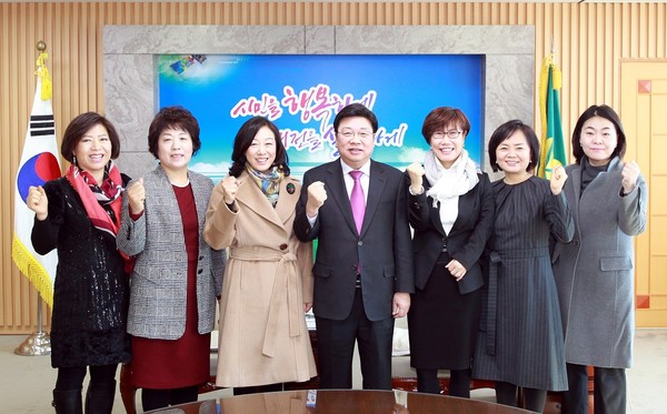 ▲ 사진은 왼쪽부터 박명애 사업이사(대전환경산업 대표이사), 변순애 부회장(만년기업사 대표), 박미숙 회장(비앤비컴퍼니 대표이사), 권선택 대전광역시장, 정유선 문화이사(유선애드플랜 대표이사), 한경석 재무이사(인아트 이사), 성미옥 총무이사(디자인존 대표)ⓒ대전시