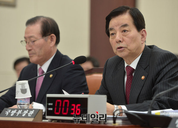 ▲ 15일 국회국방위 전체회의에 참석한 한민구 국방부 장관.ⓒ뉴데일리 정상윤 사진기자