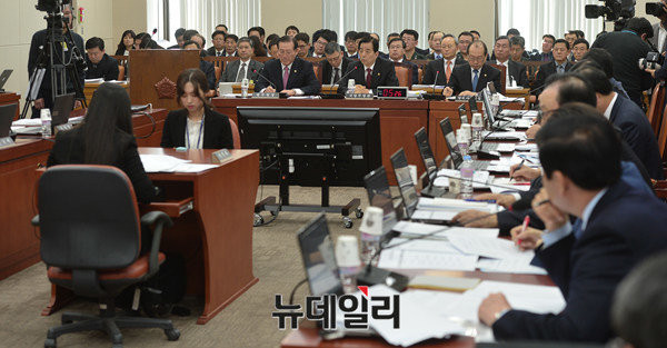 ▲ 15일 국회 국방위 전체회의 모습.ⓒ뉴데일리 정상윤 사진기자