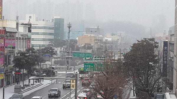 ▲ 16일 충북지역은 1~3㎝가량의 눈 또는 비가 내리다가 낮부터 기온이 오를 전망이다.ⓒ김종혁 기자