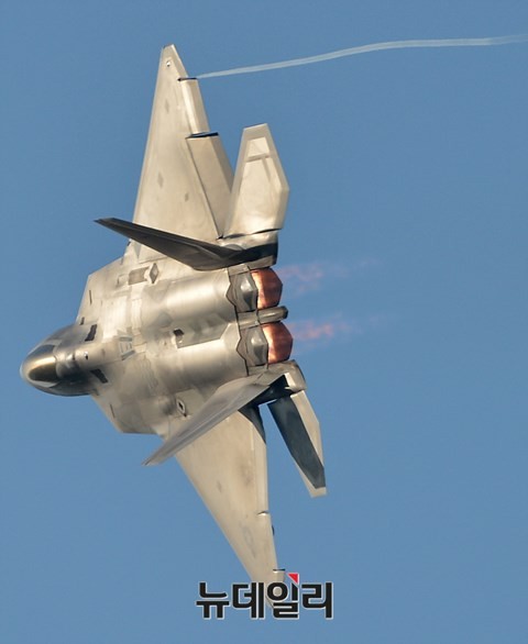 ▲ 지난해 10월 서울 ADEX 행사에 버지니아주 랭글리 공군기지 공군전투사령부(ACC) 소속 F-22 데모(DEMO)팀의 F-22 비행모습.ⓒ뉴데일리 정상윤 사진기자