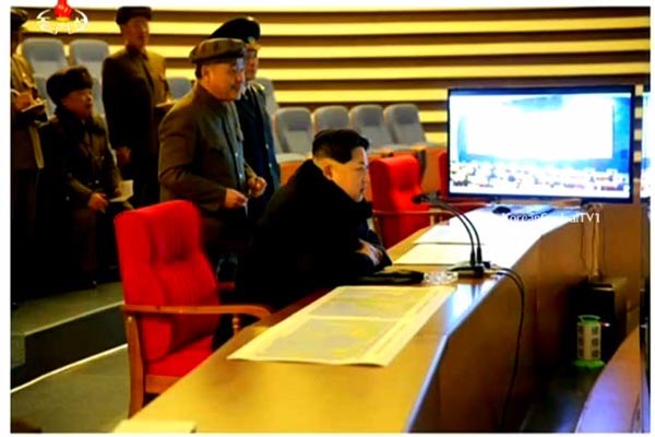 ▲ 장거리 미사일 '광명성4호' 발사를 관제하는 관제센터의 화면을 지켜보는 김정은. ⓒ北선전매체 유튜브 채널 캡쳐