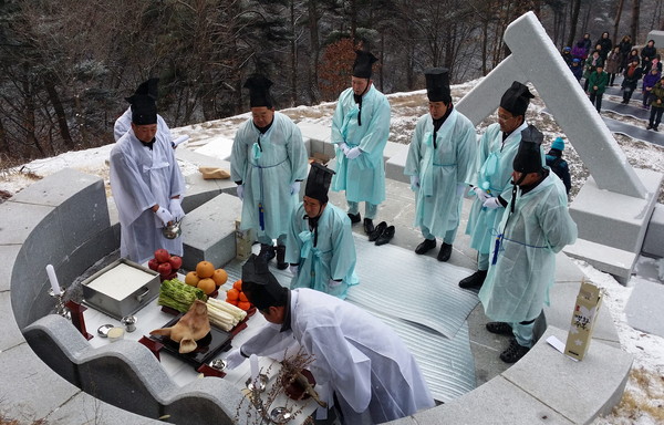 ▲ 천등산 기원제를 올리고 있는 충주시 산척면민들ⓒ충주시