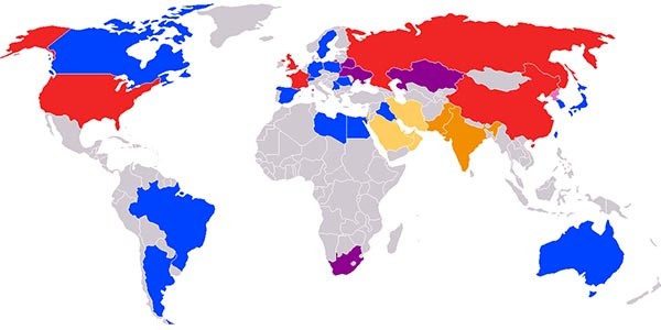 ▲ 2006년 10월 작성된 세계 핵무기 관련 지도. 붉은 색은 5대 핵보유국, 보라색은 핵개발 프로그램을 갖고 있었던 나라, 분홍색은 핵개발 중인 나라, 파란색은 핵무기 개발 능력은 있지만 개발하지 않고 있는 나라다. ⓒ위키피디아 공개사진-NPT