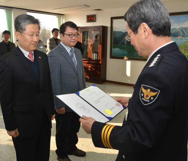 ▲ 제천경찰서가 김창섭(왼쪽), 남준영(가운데)변호사에게 위촉장을 전달하고 있다ⓒ제천경찰서