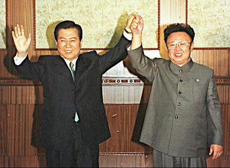 김대중 대통령과 김정일 국방위원장이 2000년 6월 14일 오후11시20분 남북 공동선언문에 서명한 뒤 손을 맞잡고 들고 있다. ⓒ조선일보 DB