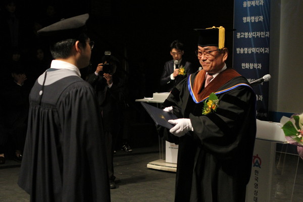 ▲ 유재원 한국영상대 총장이 16일 열린 2015년 전기 학위수여식에서 졸업생 대표에게 학위를 수여하고 있다.ⓒ한국영상대