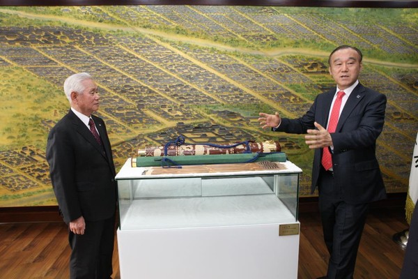 ▲ 최양식 시장이 중요무형문화재 제93호 김동학 '전통장'이 기증한 죽십장생문 등 작품에 대해 기증배경 등 감사의 인사를 하고 있다. ⓒ경주시 제공