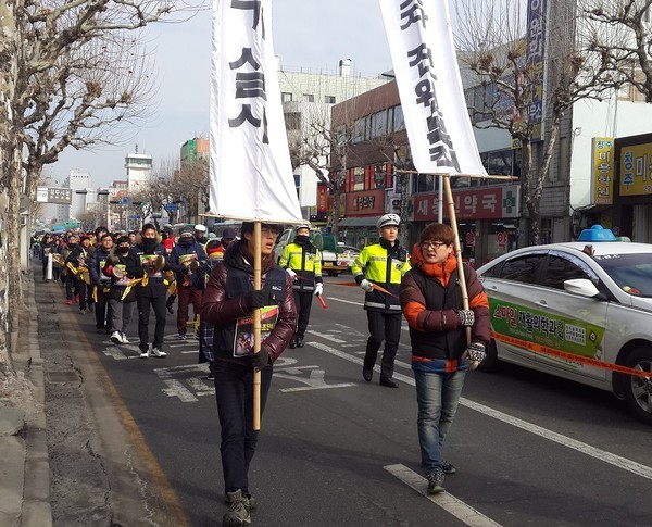 ▲ 청주시 노인병원의 고용승계를 요구하는 민주노총 등 지역 노동단체들이 지난 3일 시청 앞에서 거리시위를 벌이고 있다.ⓒ김종혁 기자