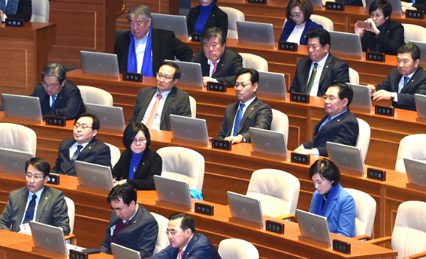 ▲ 더불어민주당 의원들이 16일 오전 국회에서 박근혜 대통령의 연설을 경청하고 있다. ⓒ뉴시스 사진DB