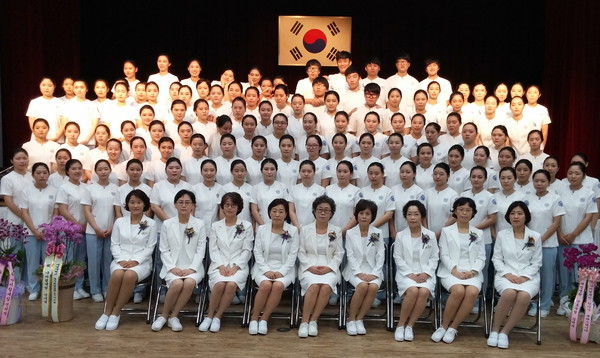 ▲ 세명대 간호학과 학생들과 교수ⓒ세명대