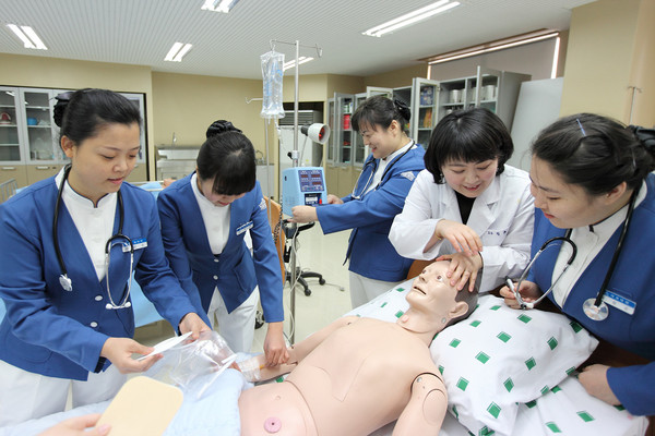 ▲ 대경대 간호과 학생들이 실습을 통해 실무능력 향상을 다지고 있다.ⓒ대경대 제공