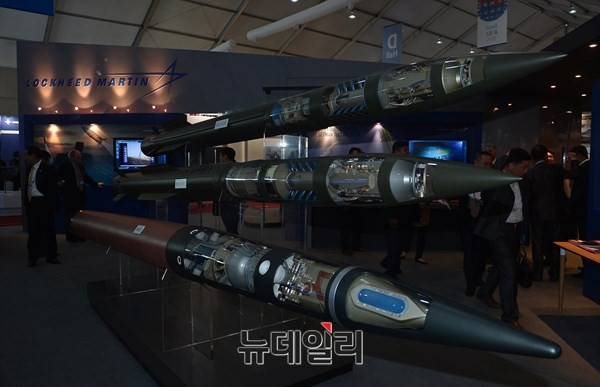 ▲ 지난해 서울 아덱스 전시장의 사드 실물크기 모형(맨 아래).ⓒ뉴데일리 정상윤 사진기자