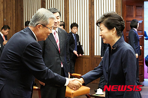 ▲ 더불어민주당 김종인 비대위 대표(왼쪽)가 16일 박근혜 대통령(오른쪽)과 악수를 나누고 있다. 뒤로 이종걸 원내대표가 보인다. ⓒ뉴시스 DB