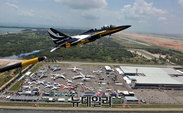 ▲ 대한민국 공군 특수비행팀 블랙이글스가 싱가포르에어쇼 개막일인 2월 16일(화),                  싱가포르 창이공항 상공에서 고난도 기동을 선보이고 있다.ⓒ공군