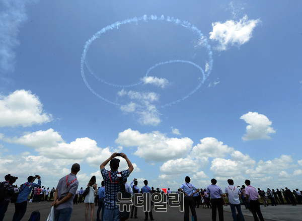 ▲ 대한민국 공군 특수비행팀 블랙이글스가 싱가포르에어쇼 개막일인 2월 16일(화),                  싱가포르 창이공항 상공에서 고난도 기동을 선보이고 있다.ⓒ공군