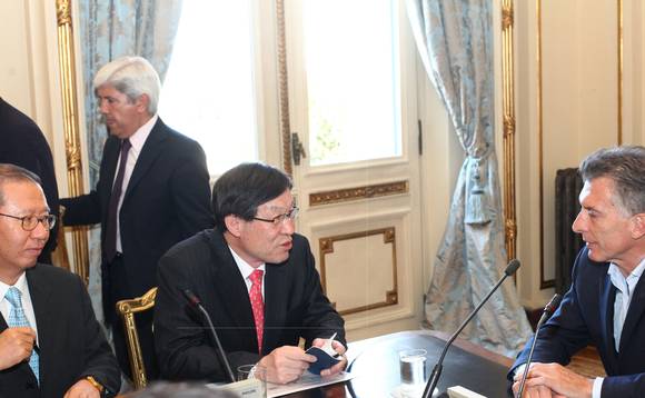 ▲ 포스코 권오준 회장(왼쪽)은 아르헨티나 마크리 대통령(오른쪽)과 환담을 갖고 향후 리튬 사업의 협력 방안에 대해서 협의했다.ⓒ포스코