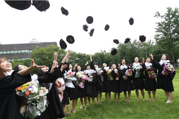 ▲ 지난해 8월 서울 노원구 서울여자대학교에서 진행된 '2014학년도 후기 학위수여식'에서 졸업생들이 학사모를 던지며 졸업을 축하하고 있다. ⓒ서울여대