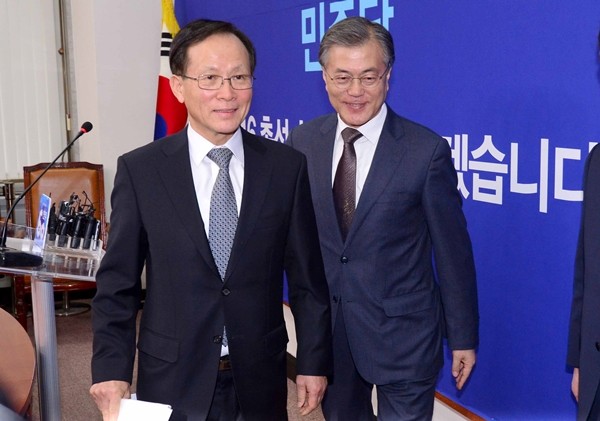 ▲ 더불어민주당 이수혁 한반도경제통일위원장(왼쪽)은 17일 "북한이 핵과 미사일 실험을 했으니까 직접 피해 당사국인 한국이 그러한 반응을 보이는 것은 필연적"이라고 밝혔다. ⓒ뉴시스 사진 DB