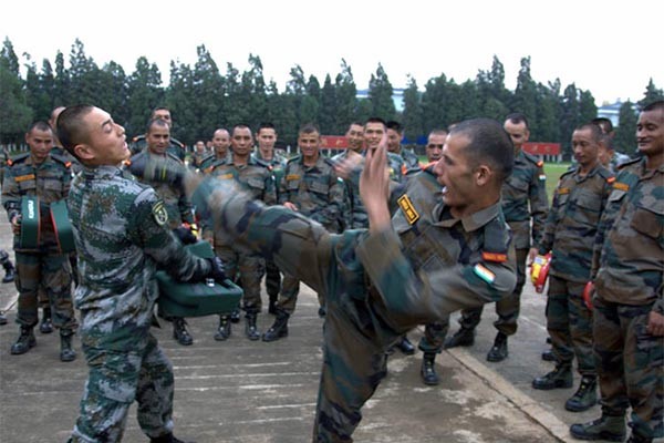 ▲ 中공산군과 인도군 간의 친선 무술대련 모습. 왼쪽이 중공군이다. ⓒ레디프닷컴 화면캡쳐