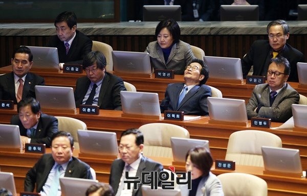 ▲ 더불어민주당 이목희 정책위의장은 아예 고개를 젖히고 숙면을 취하는 모습을 보였다. ⓒ뉴데일리 이종현 기자