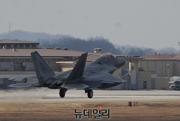 ▲ 17일 오산기지에 착륙하는 F-22 전투기.ⓒ뉴데일리 정재훈 사진기자