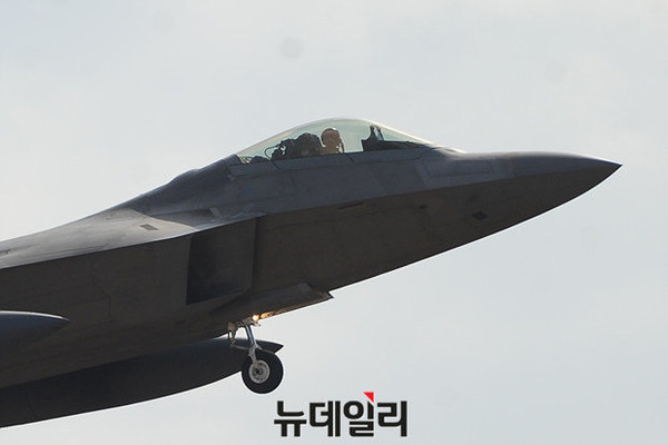▲ 17일 오산기지에 도착한 F-22 전투기.ⓒ뉴데일리 정재훈 사진기자