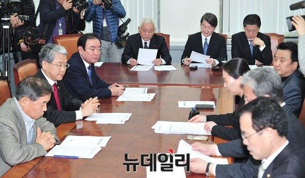 ▲ 국민의당 의원들이 17일 오전 국회본청 215호 원내대표실에서 의원총회를 준비하고 있다. 국민의당은 이날 창당 이후 처음으로 국회본청에서 의원총회를 열었다. ⓒ뉴데일리 이종현 기자