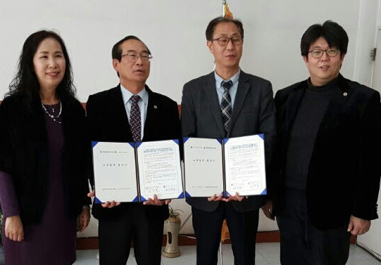 ▲ 교통대와 충주교육지원청이 자유학기제 지원을 위한 업무협약을 가진 모습ⓒ교통대